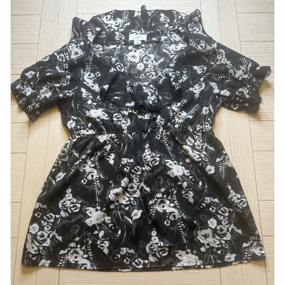 Ann‎ Taylor Loft Women's Black and White Floral Ruffled Blouse Size XS Polyester